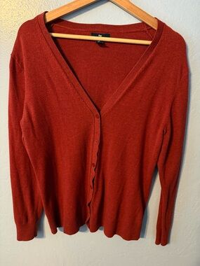 GAP Women's Button-Front V-Neck Cardigan in Deep Rust